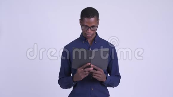 年轻的非洲书呆子商人带着眼镜用书遮住脸视频的预览图