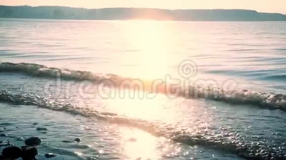 在蔚蓝的大海上夕阳的波浪视频的预览图