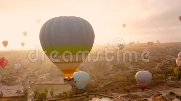 卡帕多西亚奇妙的无人机跨度和气球特写视频的预览图