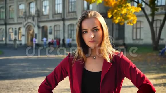 年轻的女性学生心烦意乱愤怒在大学背景下在户外交叉双臂放在胸前视频的预览图