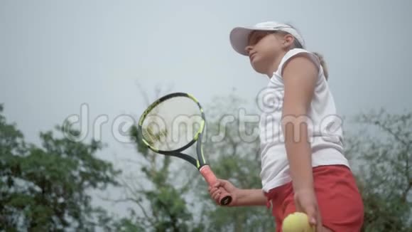 野心勃勃的坚定的网球运动员男孩在球场上近距离击球视频的预览图