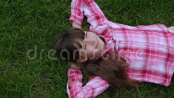 躺在草地上放松的少女生活方式暑假和人的概念视频的预览图