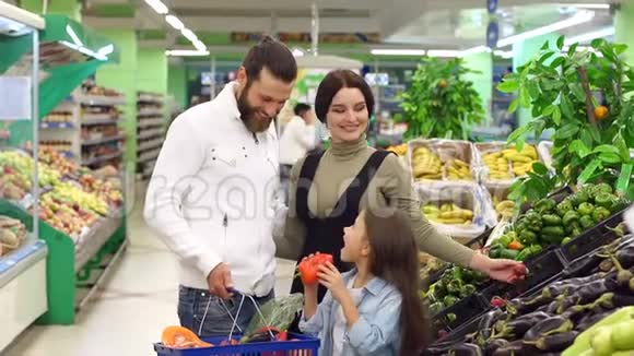 快乐的年轻父母和女儿在超市购物视频的预览图