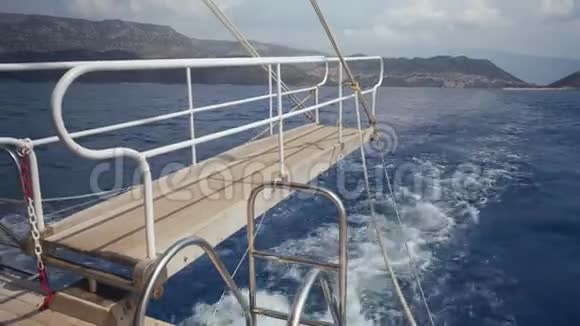 从漂浮在海上的船上看视频的预览图