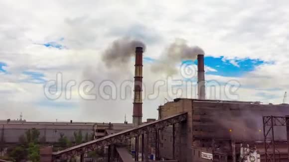 过度下垂城市景观从植物和工厂的排放中熏制了污染的大气从管道上看到了烟雾视频的预览图