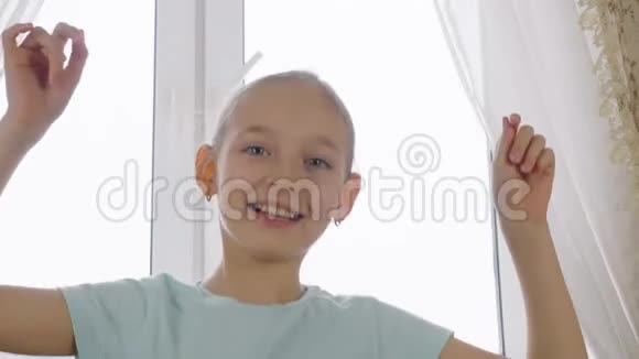 活泼开朗的少女在窗口背景上享受乐趣和跳舞视频的预览图