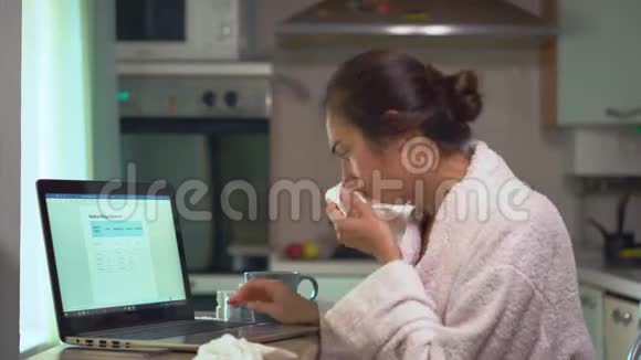 打喷嚏的女人在笔记本电脑上的医疗桌上输入药片的价格视频的预览图