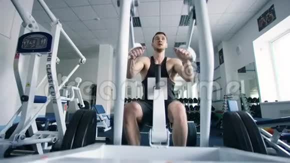 年轻运动员在健身房里坐着锻炼体重视频的预览图
