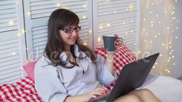 女人在笔记本电脑上聊天喝茶视频的预览图