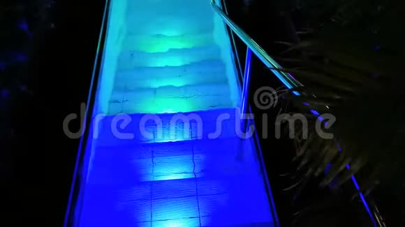 游泳池入口楼梯上有五颜六色的灯光视频的预览图