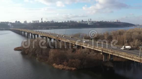 一条河上的帕托纳桥上的城市交通视频的预览图