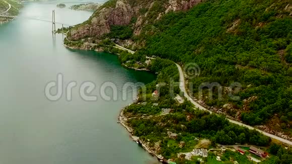 鸟瞰美丽的宽阔河流山脉和沿海公路挪威视频的预览图
