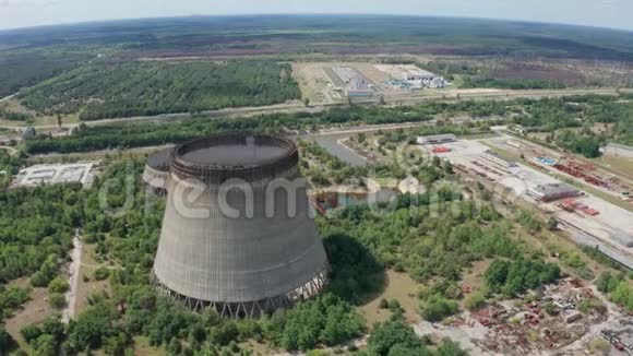 切尔诺贝利附近巨型冷却塔的空中景观视频的预览图