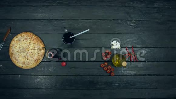 苏打和奶酪披萨生态黑色背景视频的预览图