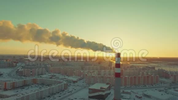 火力发电站就在市中心释放出有毒气体视频的预览图