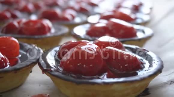 有馅的糕点篮子形式的蛋糕水果和浆果烘焙产品手工制作甜料视频的预览图