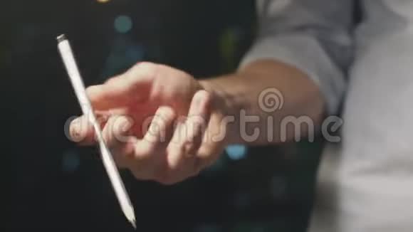 年轻人手里拿着一支铅笔用铅笔游戏特写镜头视频的预览图