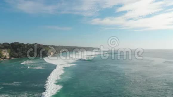 美丽的热带绿松石海洋与大浪空中视频视频的预览图