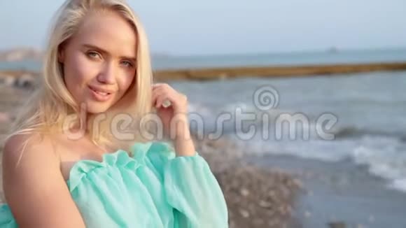 美丽的鞣制时尚性感女孩穿着迷人的裙子在海滩上摆姿势在她惊人的假期视频的预览图