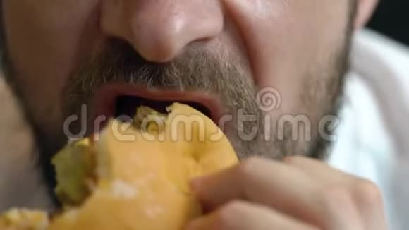一个人吃一个汉堡包视频的预览图
