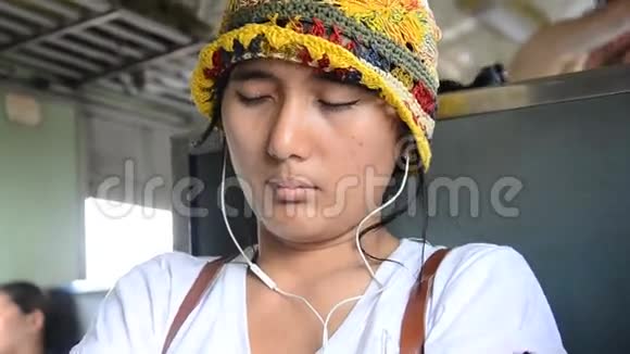旅行者女人睡在火车上视频的预览图