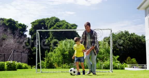 父亲协助儿子踢足球视频的预览图