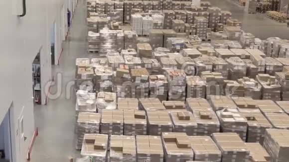 仓库大型物流商业结构地板上的箱包视频的预览图