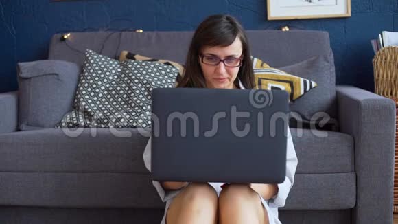 女人坐在地板上用手提电脑打字视频的预览图