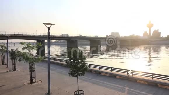 城市日出车辆桥梁湖泊视频的预览图