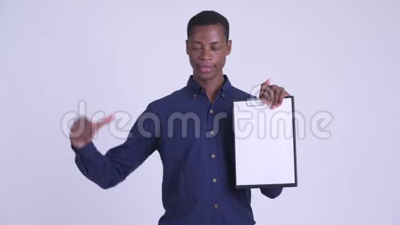 年轻有压力的非洲商人在展示剪贴板时竖起大拇指视频的预览图