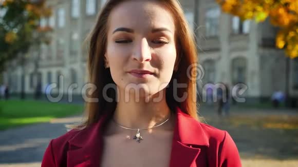 迷人的年轻女性竖起大拇指快乐而积极在大学外在阳光明媚的日子里视频的预览图