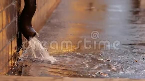 水从排水管流入街道一股强大的气流视频的预览图