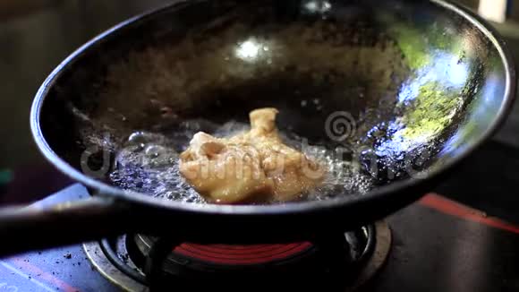 在油溅的锅里炒猪肉视频的预览图