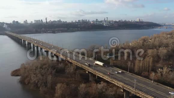 一条河上的帕托纳桥上的城市交通视频的预览图