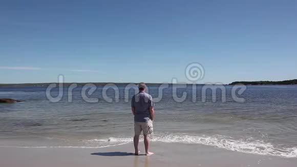 早晨海滩孤独的人视频的预览图