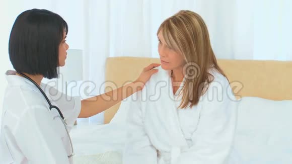 亚洲护士和病人说话视频的预览图