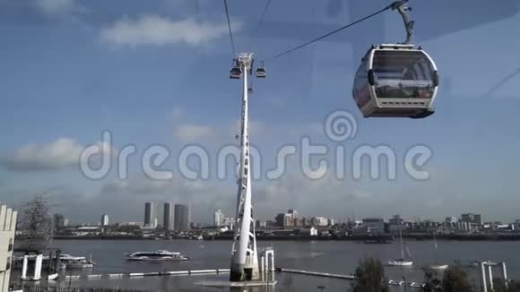 夏季在伦敦泰晤士河畔的缆车内观看行动令人叹为观止的城市景观视频的预览图