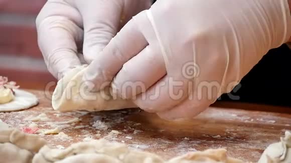 准备家里用海鲜包饺子视频的预览图