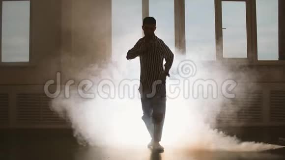 年轻人在烟雾弥漫的背景下跳舞视频的预览图