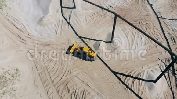 工业场地有拖拉机沿着它在顶部的视野采石场采矿设备视频的预览图