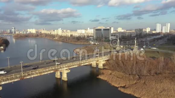 冬季阳光明媚的一天桥上城市交通的美丽鸟瞰视频的预览图