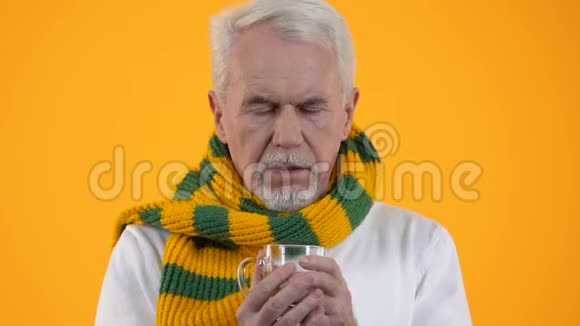 老年人饮用热药液患流感症状减轻感冒视频的预览图