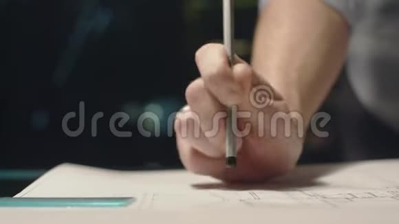 晚上在办公室工作的年轻人手里拿着一支铅笔用铅笔敲桌子视频的预览图