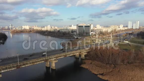 冬季阳光明媚的一天桥上城市交通的美丽鸟瞰视频的预览图