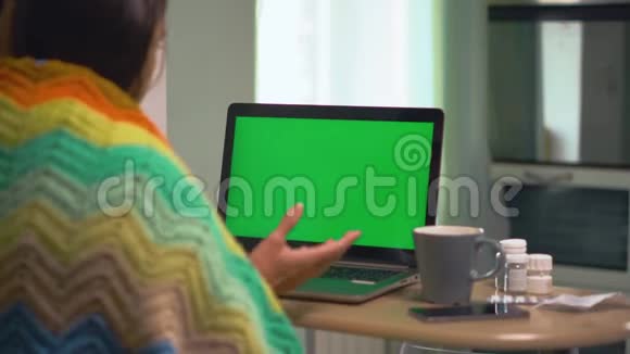 女士在网上咨询医生关于她的流感绿屏色度键视频的预览图