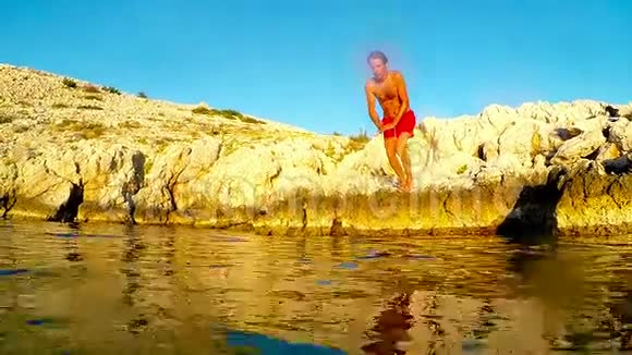 一个人在水里跳跃的慢动作视频的预览图