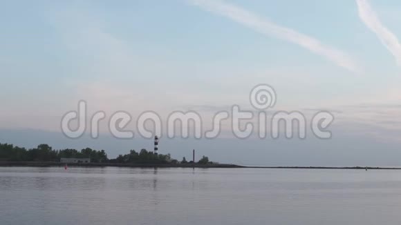 拉脱维亚曼加萨拉黄金时间条纹灯塔上的日落景色Bolderaja部分奶油景观视频的预览图