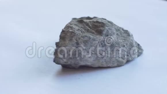 石棉矿物样品视频的预览图