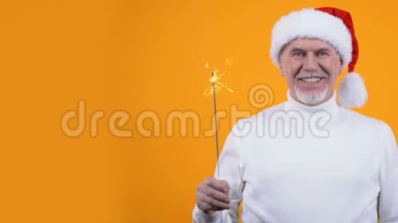 男性养老金领取者圣诞帽和孟加拉淡橙色背景圣诞问候视频的预览图