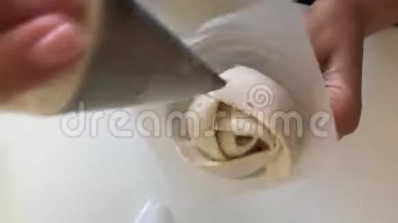 一个女人准备白色棉花糖玫瑰借助展台丁香和糕点包从上面看特写视频的预览图